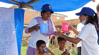 Freiwillige Helferinnen kümmern sich im die Kinder nach dem Erdbeben in Nepal © Plan 