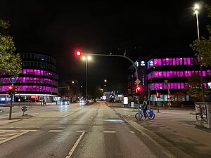 Das Gebäude des Hauptsitzes von Plan International Deutschland ist im Dunkeln anlässlich des Weltmädchentages pink beleuchtet.