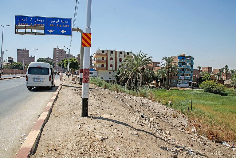 Eine Ausfallstraße in Mittelägypten