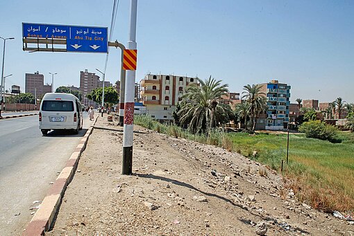 Eine Ausfallstraße in Mittelägypten