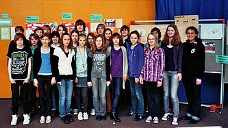 Die Klasse 8b präsentierte ihr Patenkind und sein Land in einer Ausstellung im Leibniz-Gymnasium Bad Schwartau.