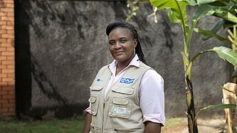 Christine steht draußen in der Gemeinde in Uganda