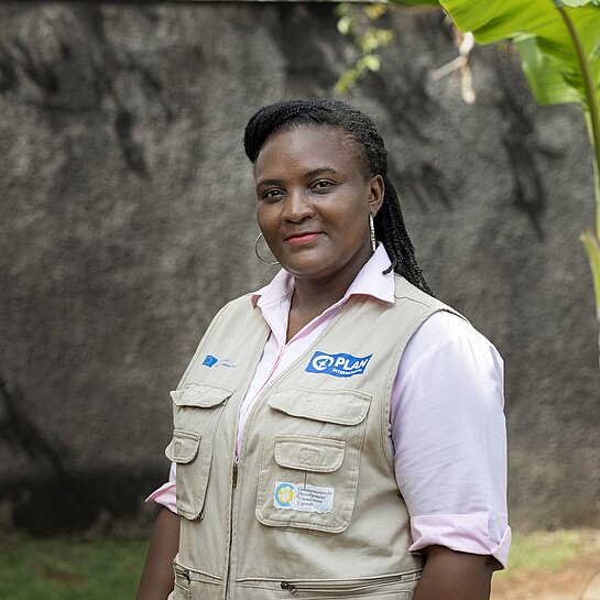 Christine steht draußen in der Gemeinde in Uganda