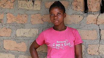 Mädchen werden in vielen Teilen der Welt häufig doppelt benachteiligt: weil sie weiblich und weil sie jung sind. © Plan