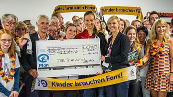 Übergabe des Spendenschecks im Rahmen des Fed Cup-Finales Anfang November 2014 in Prag durch DTB-Sportdirektor Klaus Eberhard, den Spielerinnen des Porsche Team Deutschland.