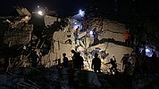 Rettungskräfte suchen nachts in den Trümmern eines eingestürzten Gebäudes nach einem Erdbeben in Venezuela nach Überlebenden.