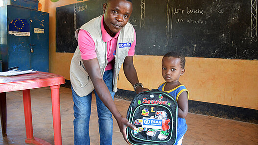 Schulrucksäcke und Bücher für Kinder in Uganda