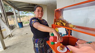Eine Frau Bereitet Hähnchen für den Verkauf zu.