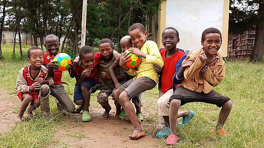 jungen mit fussball