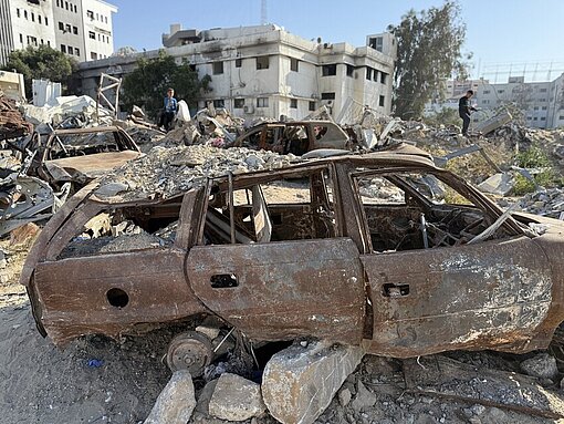 Ein zerstörtes Auto mitten in den Trümmern von Gaza