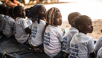 In Guinea sind 97 Prozent aller Frauen von weiblicher Genitalverstümmelung betroffen. Diese Mädchen aus einem Plan-Projekt im Süden Guineas sind nicht beschnitten und tragen T-Shirts mit der Botschaft “An uncut girl is pure and complete". © Plan International /Johanna de Tessières