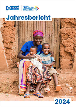 Cover des Jahresberichts 2024 der Stiftung Hilfe mit Plan: Eine junge Mutter aus Ruanda sitzt mit ihren zwei kleinen Kindern lachend auf einer Stufe vor einer Tür. 