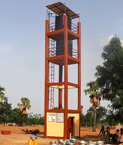 Der neue Wasserturm für das Dorf, in dem Damata untergekommen ist Ein roter Wasserturm im Freien