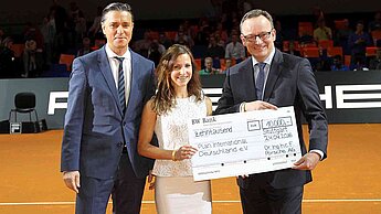 Lutz Meschke, stellvertretender Vorstandsvorsitzender und Vorstand Finanzen und IT der Dr. Ing. h.c. F. Porsche AG, „Kinder brauchen Fans!“-Botschafterin Sabrina Mockenhaupt und Wolfgang Porschen, Geschäftsführung von Plan International Deutschland Lutz Meschke, stellvertretender Vorstandsvorsitzender und Vorstand Finanzen und IT der Dr. Ing. h.c. F. Porsche AG, „Kinder brauchen Fans!“-Botschafterin Sabrina Mockenhaupt und Wolfgang Porschen, Geschäftsführung von Plan International Deutschland