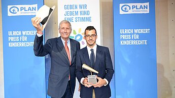 Auch 2018 vergibt Ulrich Wickert, hier im Bild mit Preisträger Yefferson Ospina Bedoya aus Kolumbien, mit seiner Stiftung den Ulrich Wickert Preis für Kinderrechte. © Alexander Schumann