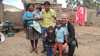 Von links nach rechts. Mutter Martha mit kleinem Bruder, Vater Fernando, kleine Schwester, Ariel und Pate Pater Kofler. Mutter Martha mit kleinem Bruder, Vater Fernando, kleine Schwester, Ariel und Pate Pater Kofler.