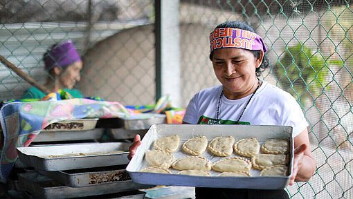 Bäckerin präsentiert stolz ihre selbstgemachten Empanadas Eine Bäckerin präsentiert stolz ihre selbstgemachten Empanadas