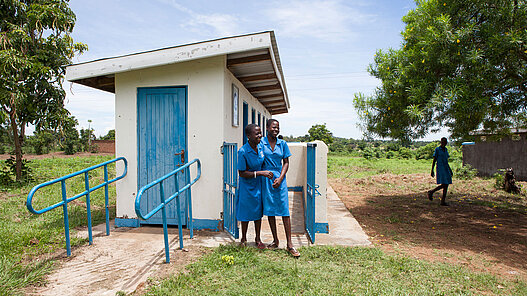 Wir verbessern die Lernbedingungen an Schulen, indem wir Mädchenwaschräume bauen und renoviere