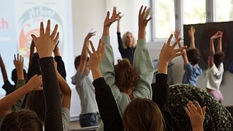 Kinder beteiligen sich an Lesung