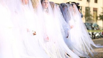 Durch den Protest in Brautkleidern und mit aufgemalten Verletzungen konnten die Aktivisten öffentlichen Druck auf die libanesische Regierung ausüben. © ABAAD