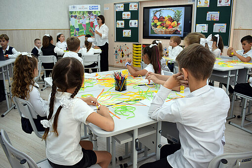 Kinder lernen spielerisch zusammen in einem der EduTech Labors in Moldawien