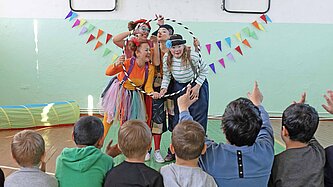 Clowns amüsieren geflüchtete Kinder aus der Ukraine