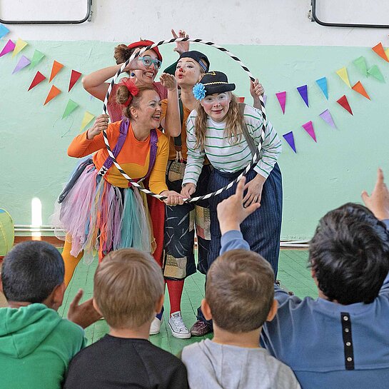 Clowns amüsieren geflüchtete Kinder aus der Ukraine