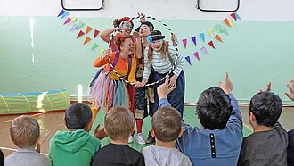 Clowns amüsieren geflüchtete Kinder aus der Ukraine