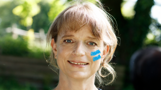 Dr. Anne-Monika Spallek mit dem blauen Girls Get Equal Gleichzeichen auf der Wange.
