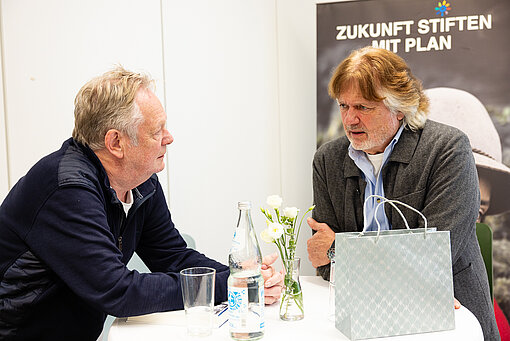 Arved Fuchs im persönlichen Gespräch mit einem Gast bei der Veranstaltung der Stiftung Hilfe mit Plan.
