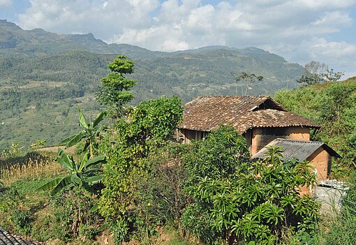 Ein Haus steht in einer Berglandschaft