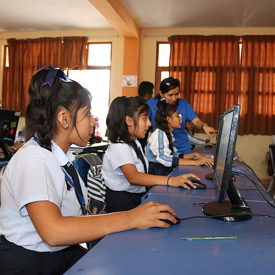 Jugendliche werden ausgebildet am Computer