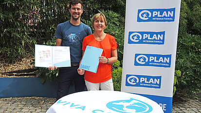 Tobias Rau, Vorstandsvorsitzender und Mitbegründer von Viva con Agua, und Maike Röttger, Vorsitzende der Geschäftsführung von Plan International Deutschland, bei der Unterzeichnung der Vereinbarung. ©Plan International