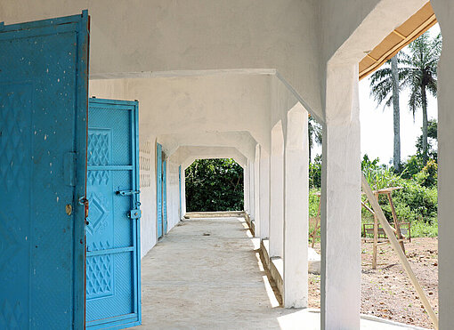 Blick in einen frisch gestrichenen Laubengang vor einem Neubau