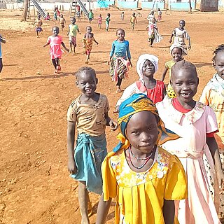 Geflüchtete Kinder in Ura, Äthiopien, die mit Freude auf die Betrachter:in zugelaufen kommen.