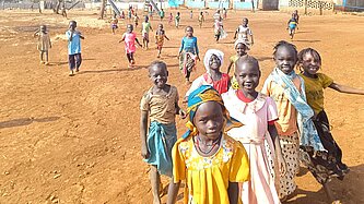 Geflüchtete Kinder in Ura, Äthiopien, die mit Freude auf die Betrachter:in zugelaufen kommen.
