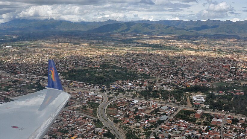 Anflug auf Tarija – die Ausläufer der Anden immer im Blick.