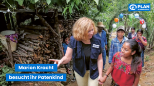 Die Schauspielerin Marion Kracht hat ein Mädchen, ihr Patenkind an der Hand. Daneben steht der Text: Marion Kracht besucht ihr Patenkind"