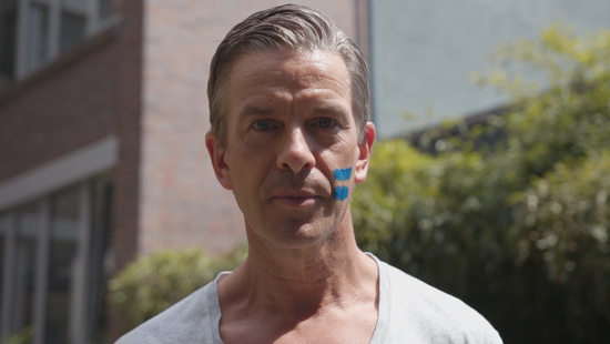 Markus Lanz mit dem blauen Girls Get Equal Gleichzeichen auf der Wange.