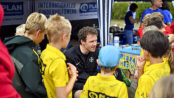 Top-Stabhochspringer Torben Blech nahm sich viel Zeit für die "Staffel-Kinder" des TV Ratingen am Aktionsstand von Plan International (Foto: Kai Peters). 