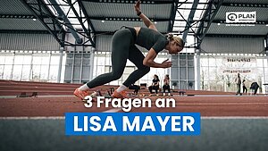 Eine Frau in Startposition auf einer Hallenlaufbahn. Im Vordergrund steht der Text „3 Fragen an LISA MAYER“, oben rechts ist ein Logo von Plan International zu sehen. Im Hintergrund sitzen mehrere Personen auf Bänken.