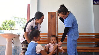 Vanny (28) arbeitet als Hebamme in einem Gesundheitszentrum im Houn Distrikt, das von Plan International ins Leben gerufen wurde. © Bounma Phommahaxay and Noy Promsouvanh/Plan International.