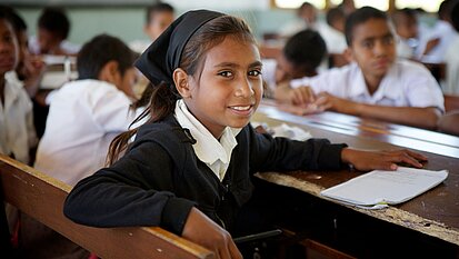 Inklusiver Unterricht fördert Kinder mit und ohne Behinderung. © Plan/Richard Wainwright. Bild stammt aus einem ähnlichen Plan-Projekt in Timor-Leste.