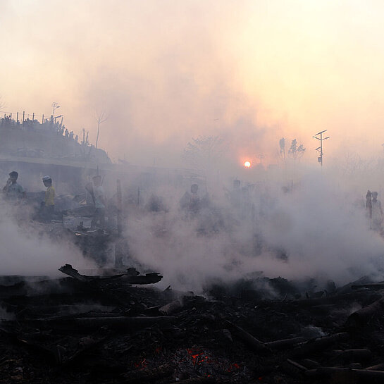 Rauch steigt von gelöschten Bränden in Cox's Bazar auf.