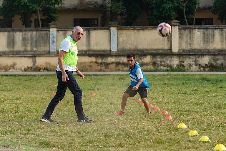 Während eines Projektbesuchs in Hanoi spielte Dr. Werner Bauch mit Kindern Fußball