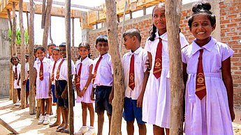 Plan hilft, Grundschulen - wie diese hier in Batticalo - wiederaufzubauen. © Plan
