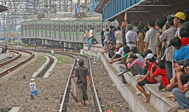 Gedrängel am Hauptbahnhof von Jakarta