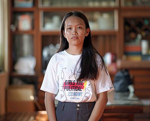 Eine junge Filipina schaut ernst in die Kamera