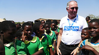 Dr. Werner Bauch bei der Grundsteinlegung eines Schulbauprojektes in Malawi. © Plan International