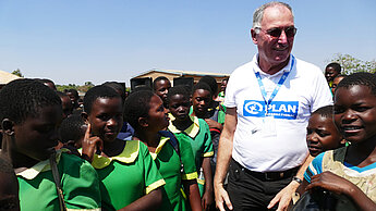 Dr. Werner Bauch bei der Grundsteinlegung eines Schulbauprojektes in Malawi. © Plan International